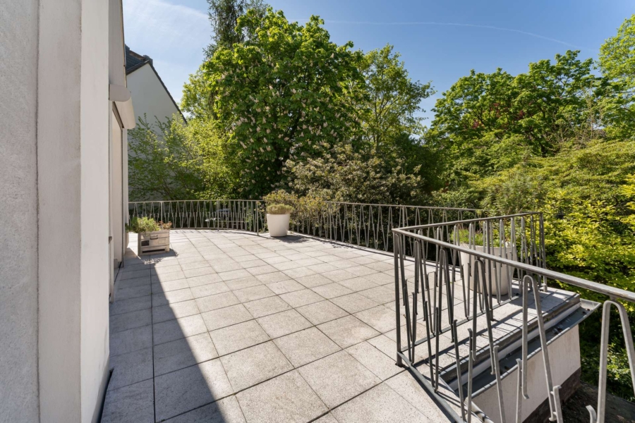 Terrasse mit Blick in den eigenen Garten